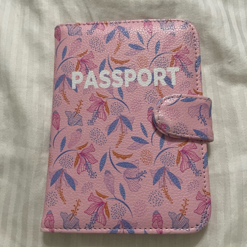 Floral Pinkโ Passport Holder